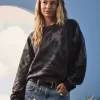 Einfaches Sweatshirt mit Rundhalsausschnitt und Batikmuster Einfaches Sweatshirt mit Rundhalsausschnitt und Batikmuster