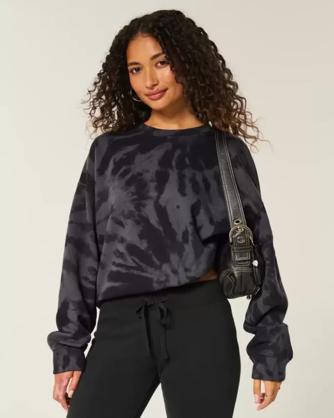 Einfaches Sweatshirt mit Rundhalsausschnitt und Batikmuster Einfaches Sweatshirt mit Rundhalsausschnitt und Batikmuster