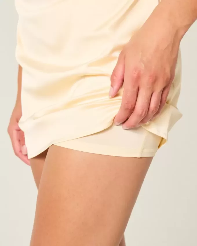 Figurbetontes Satinkleid mit Schleife hinten Figurbetontes Satinkleid mit Schleife hinten