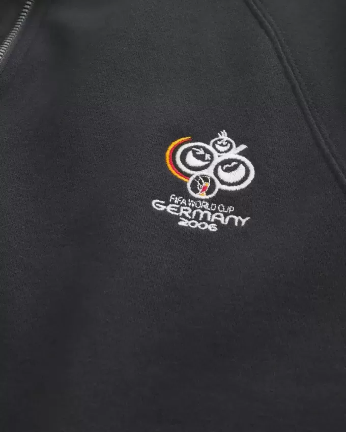 Fleece-Trainingsjacke mit Grafik zur FIFA-Weltmeisterschaft Deutschland 2006 Fleece-Trainingsjacke mit Grafik zur FIFA-Weltmeisterschaft Deutschland 2006