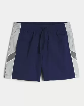 Fußballshorts bis zur Mitte des Oberschenkels