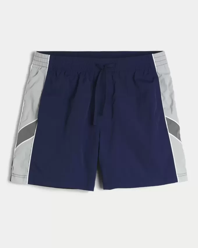 Fußballshorts bis zur Mitte des Oberschenkels Fußballshorts bis zur Mitte des Oberschenkels