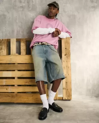Gefettete, mittelverwaschene, superweite Jeansshorts