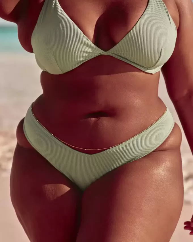 Gerippte Cheekiest-Bikinihose mit hohem Beinausschnitt Gerippte Cheekiest-Bikinihose mit hohem Beinausschnitt