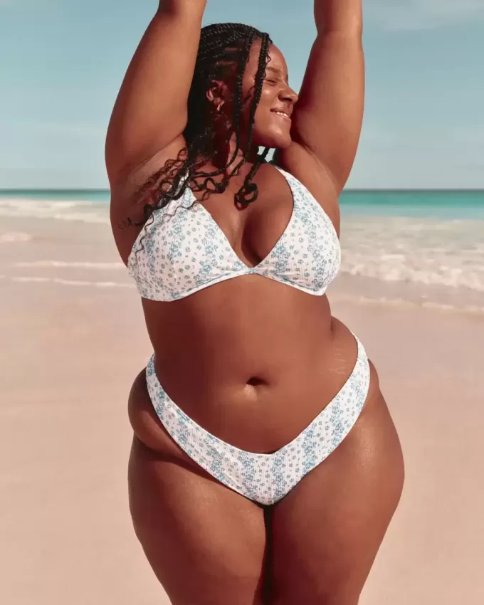 Gerippte Cheekiest-Bikinihose mit hohem Beinausschnitt und V-Taille Gerippte Cheekiest-Bikinihose mit hohem Beinausschnitt und V-Taille
