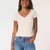 Geripptes Henley-Shirt mit kurzen Ärmeln und Symbol Geripptes Henley-Shirt mit kurzen Ärmeln und Symbol