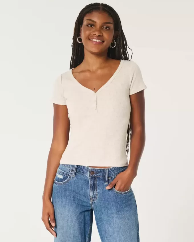 Geripptes Henley-Shirt mit kurzen Ärmeln und Symbol Geripptes Henley-Shirt mit kurzen Ärmeln und Symbol