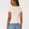 Geripptes Henley-Shirt mit kurzen Ärmeln und Symbol Geripptes Henley-Shirt mit kurzen Ärmeln und Symbol