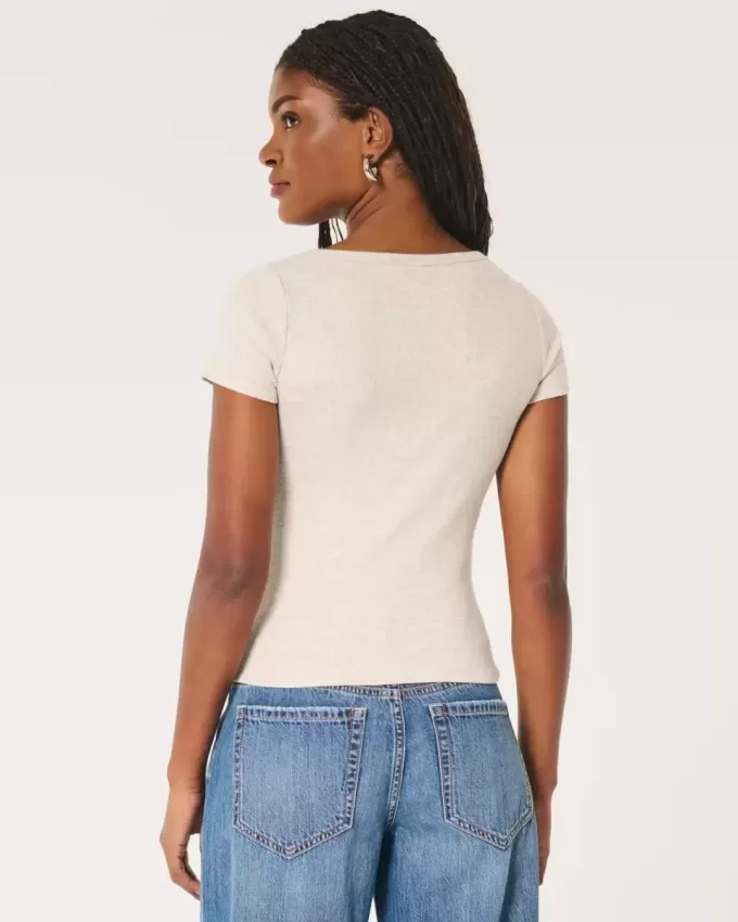 Geripptes Henley-Shirt mit kurzen Ärmeln und Symbol Geripptes Henley-Shirt mit kurzen Ärmeln und Symbol
