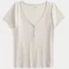 Geripptes Henley-Shirt mit kurzen Ärmeln und Symbol Geripptes Henley-Shirt mit kurzen Ärmeln und Symbol