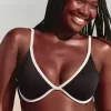 Geripptes, tiefes Bikinioberteil mit Bügeln Geripptes, tiefes Bikinioberteil mit Bügeln