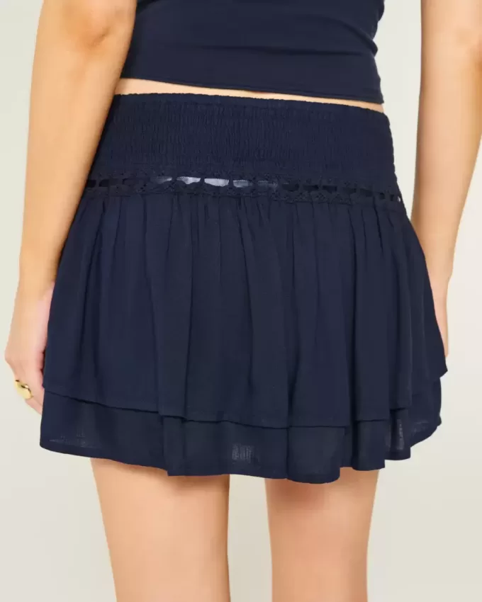 Gesmokter Mini-Skort mit Stufen Gesmokter Mini-Skort mit Stufen