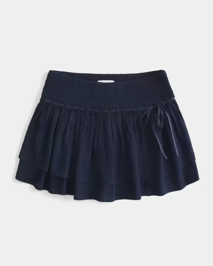 Gesmokter Mini-Skort mit Stufen Gesmokter Mini-Skort mit Stufen