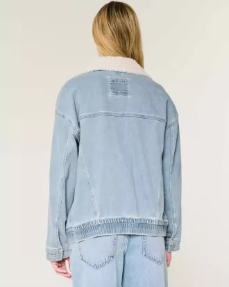 Hell gewaschene Jeansjacke