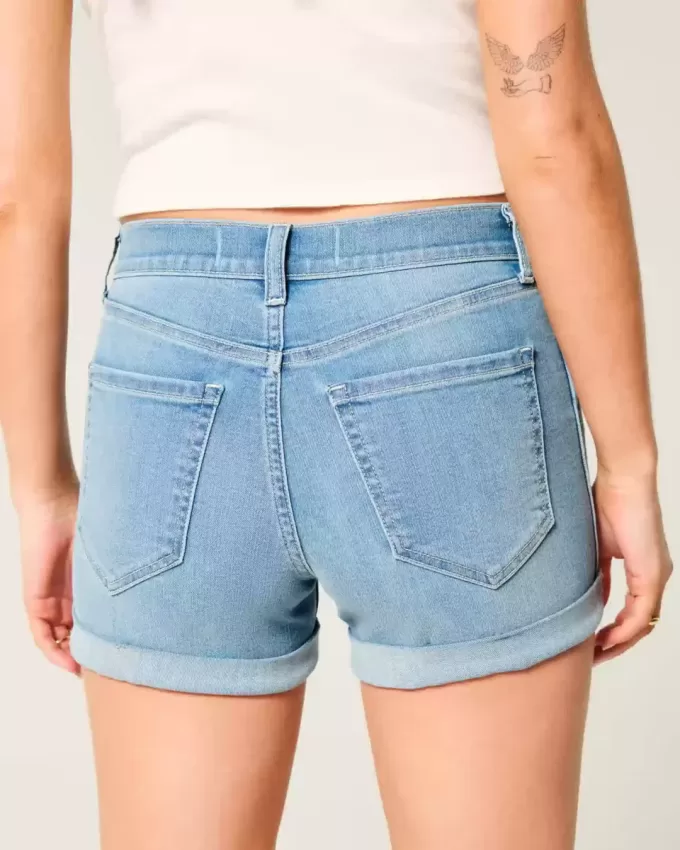 High-Rise Ripped Denim Shortie Shorts in mittlerer heller Waschung High-Rise Ripped Denim Shortie Shorts in mittlerer heller Waschung