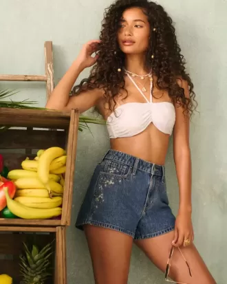 Hoch geschnittene Jeansshorts in A-Linie mit mittlerer Waschung und Blumenstickerei