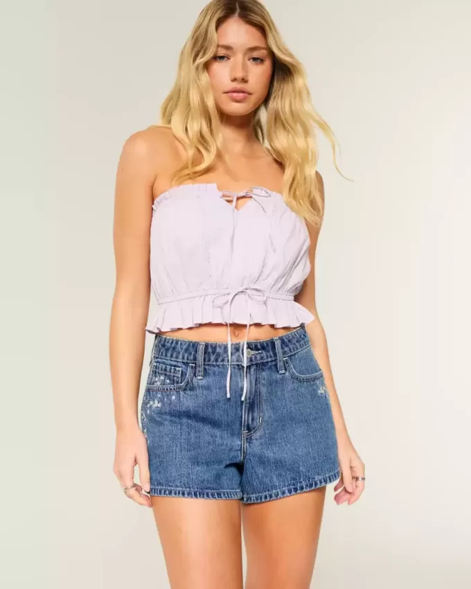 Hoch geschnittene Jeansshorts in A-Linie mit mittlerer Waschung und Blumenstickerei Hoch geschnittene Jeansshorts in A-Linie mit mittlerer Waschung und Blumenstickerei