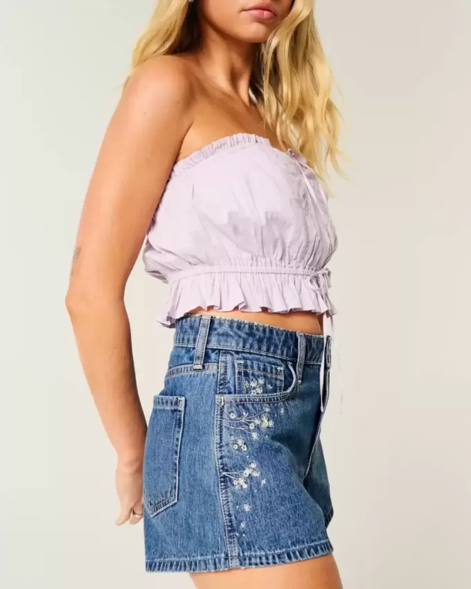 Hoch geschnittene Jeansshorts in A-Linie mit mittlerer Waschung und Blumenstickerei Hoch geschnittene Jeansshorts in A-Linie mit mittlerer Waschung und Blumenstickerei