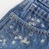 Hoch geschnittene Jeansshorts in A-Linie mit mittlerer Waschung und Blumenstickerei Hoch geschnittene Jeansshorts in A-Linie mit mittlerer Waschung und Blumenstickerei