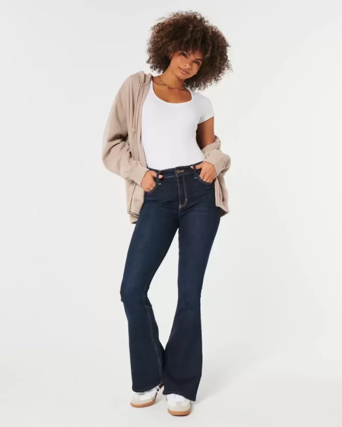 Hoch geschnittene Schlagjeans in dunkler Waschung Hoch geschnittene Schlagjeans in dunkler Waschung