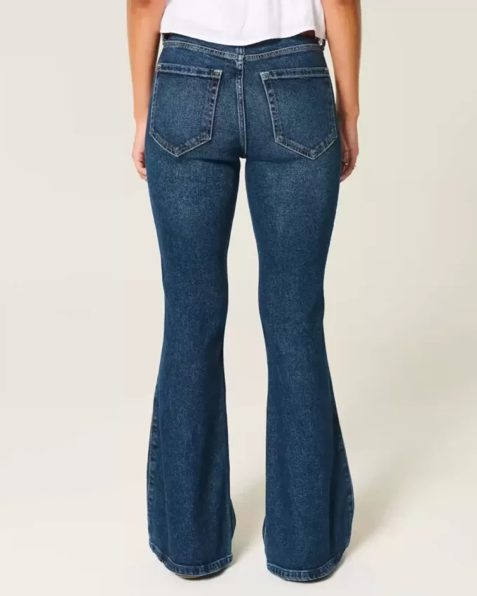 Hoch geschnittene Schlagjeans in dunkler Waschung Hoch geschnittene Schlagjeans in dunkler Waschung