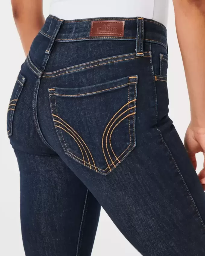 Hoch geschnittene Schlagjeans in dunkler Waschung Hoch geschnittene Schlagjeans in dunkler Waschung