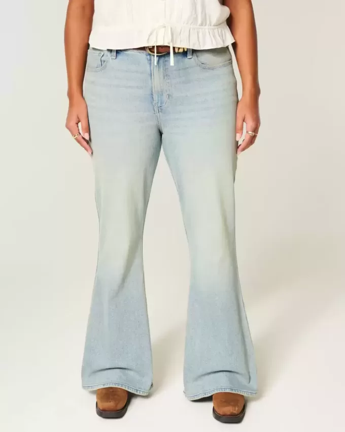 Hoch geschnittene Schlagjeans mit heller Waschung und Sterntaschen Hoch geschnittene Schlagjeans mit heller Waschung und Sterntaschen