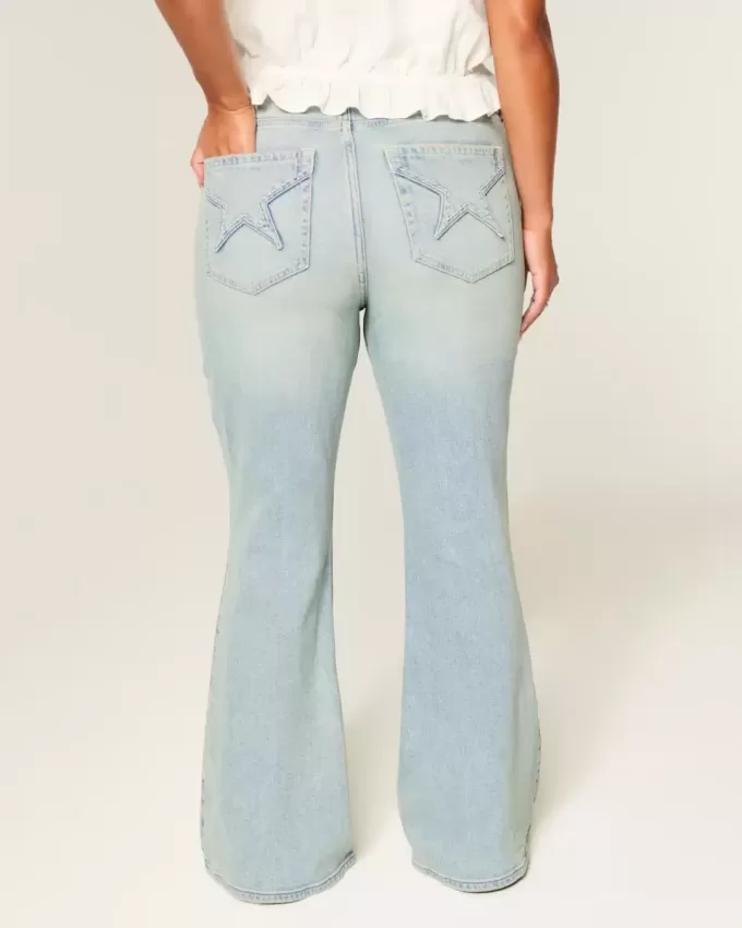 Hoch geschnittene Schlagjeans mit heller Waschung und Sterntaschen Hoch geschnittene Schlagjeans mit heller Waschung und Sterntaschen