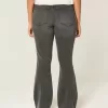 Hoch geschnittene, verwaschene, schwarze Schlagjeans mit Stickerei Hoch geschnittene, verwaschene, schwarze Schlagjeans mit Stickerei