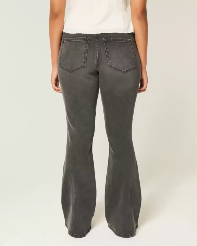 Hoch geschnittene, verwaschene, schwarze Schlagjeans mit Stickerei Hoch geschnittene, verwaschene, schwarze Schlagjeans mit Stickerei