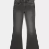 Hoch geschnittene, verwaschene, schwarze Schlagjeans mit Stickerei Hoch geschnittene, verwaschene, schwarze Schlagjeans mit Stickerei