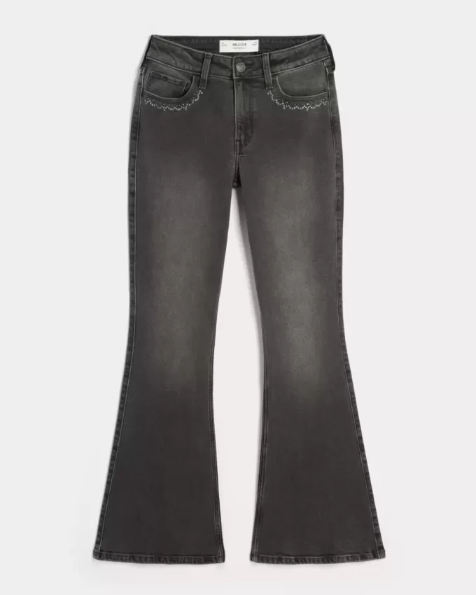 Hoch geschnittene, verwaschene, schwarze Schlagjeans mit Stickerei Hoch geschnittene, verwaschene, schwarze Schlagjeans mit Stickerei