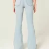 Hoch geschnittene, zerrissene Schlagjeans in heller Waschung Hoch geschnittene, zerrissene Schlagjeans in heller Waschung