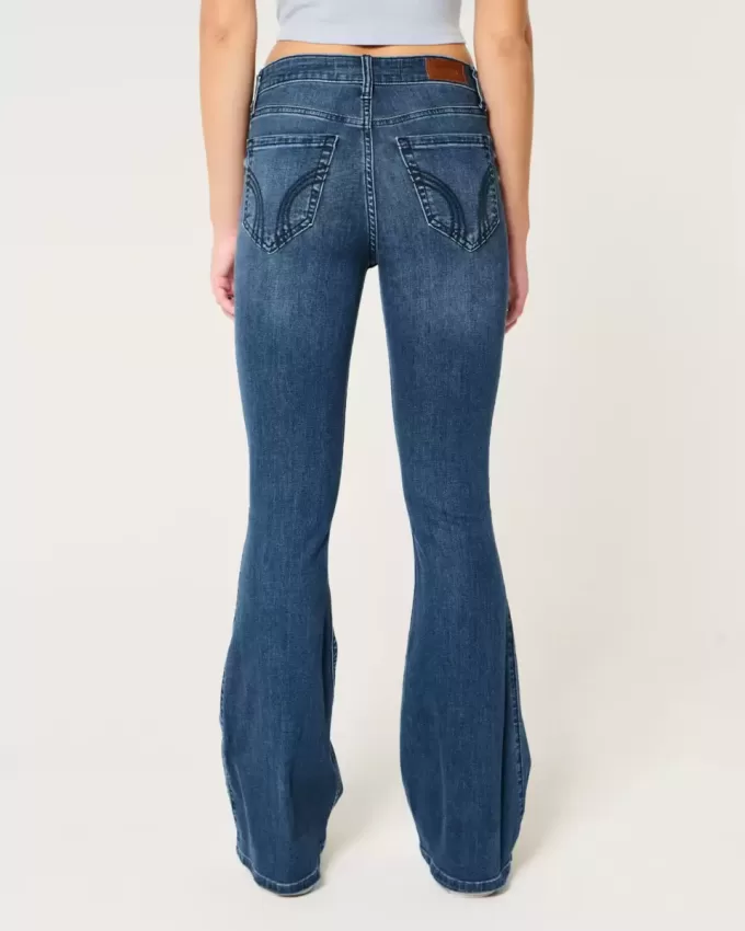 Hoch geschnittene, zerrissene Schlagjeans in mittlerer Waschung Hoch geschnittene, zerrissene Schlagjeans in mittlerer Waschung