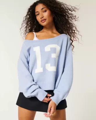 Hollister – Comfy Cloud – Bequemer, schulterfreier Pullover mit Zahlengrafik
