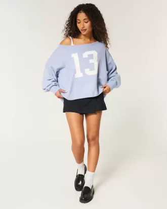 Hollister – Comfy Cloud – Bequemer, schulterfreier Pullover mit Zahlengrafik