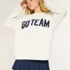 Hollister – Comfy Cloud – Oversize-Pullover mit „Go Team“-Grafik Hollister – Comfy Cloud – Oversize-Pullover mit „Go Team“-Grafik