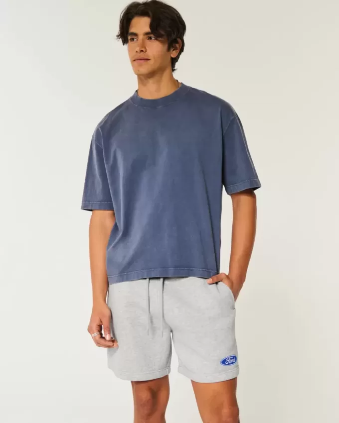 Hollister – Feel Good – Fleece-Shorts mit Ford-Grafik bis zur Mitte des Oberschenkels Hollister – Feel Good – Fleece-Shorts mit Ford-Grafik bis zur Mitte des Oberschenkels