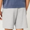 Hollister – Feel Good – Fleece-Shorts mit Ford-Grafik bis zur Mitte des Oberschenkels Hollister – Feel Good – Fleece-Shorts mit Ford-Grafik bis zur Mitte des Oberschenkels
