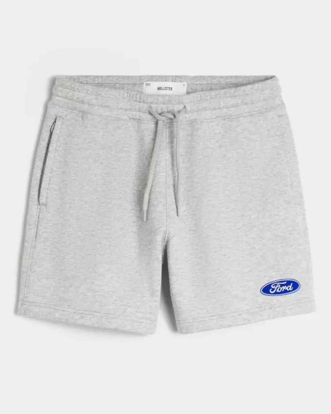 Hollister – Feel Good – Fleece-Shorts mit Ford-Grafik bis zur Mitte des Oberschenkels Hollister – Feel Good – Fleece-Shorts mit Ford-Grafik bis zur Mitte des Oberschenkels