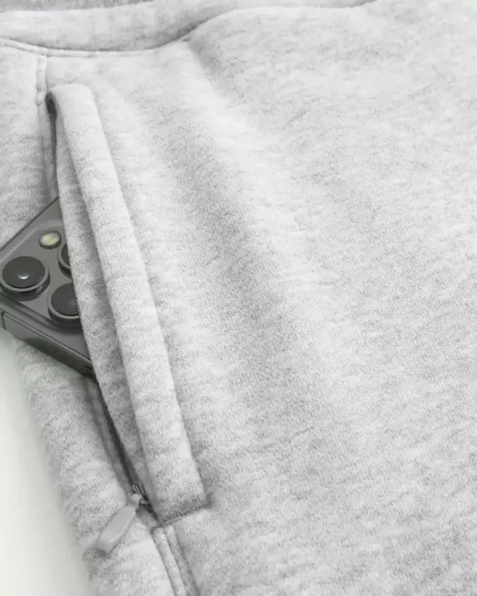 Hollister – Feel Good – Fleece-Shorts mit Ford-Grafik bis zur Mitte des Oberschenkels Hollister – Feel Good – Fleece-Shorts mit Ford-Grafik bis zur Mitte des Oberschenkels