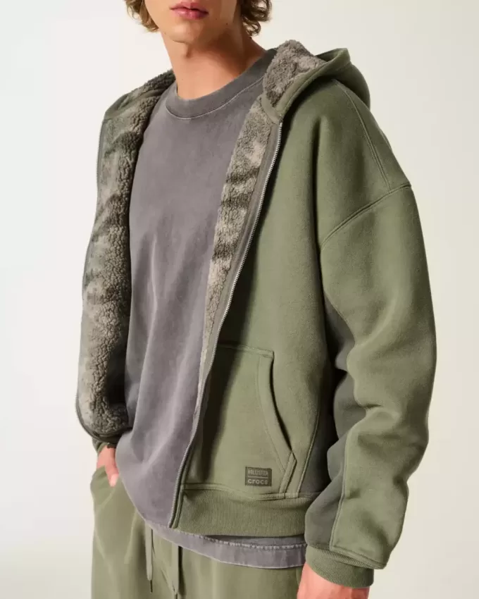 Hollister x Crocs – Kapuzenpullover mit Sherpa-Futter und Reißverschluss Hollister x Crocs – Kapuzenpullover mit Sherpa-Futter und Reißverschluss
