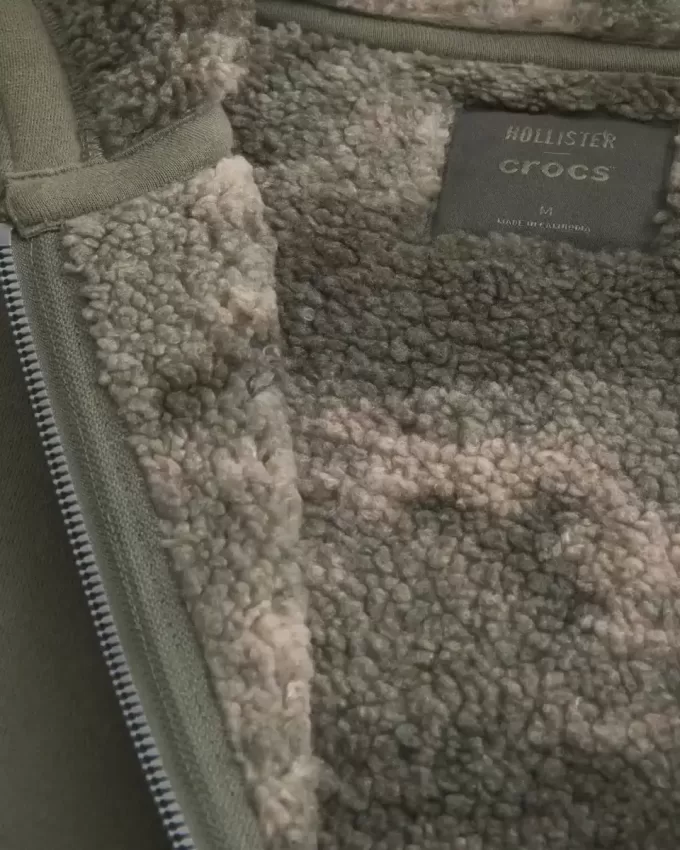 Hollister x Crocs – Kapuzenpullover mit Sherpa-Futter und Reißverschluss Hollister x Crocs – Kapuzenpullover mit Sherpa-Futter und Reißverschluss
