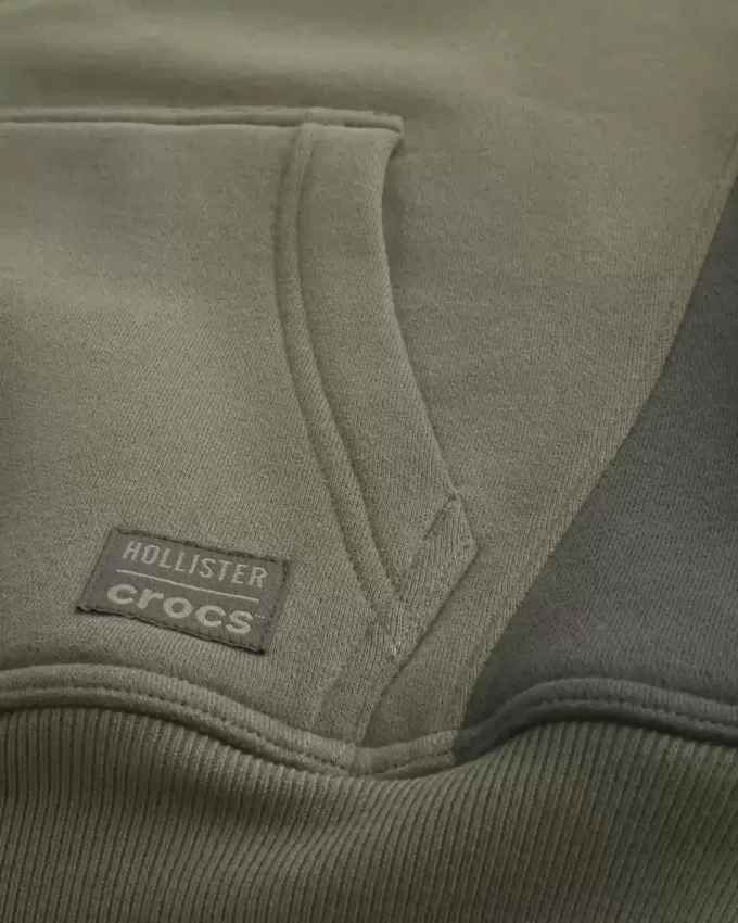 Hollister x Crocs – Kapuzenpullover mit Sherpa-Futter und Reißverschluss Hollister x Crocs – Kapuzenpullover mit Sherpa-Futter und Reißverschluss