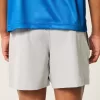 Hybrid-Aktivshorts bis zur Mitte des Oberschenkels Hybrid-Aktivshorts bis zur Mitte des Oberschenkels
