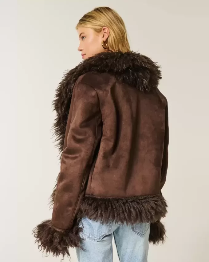 Jacke aus Kunstlammfell mit Kunstpelzfutter Jacke aus Kunstlammfell mit Kunstpelzfutter