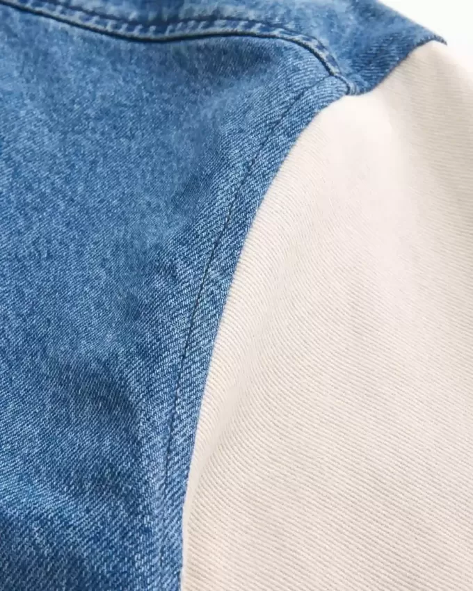 Jeansjacke mit Looney Tunes-Grafik