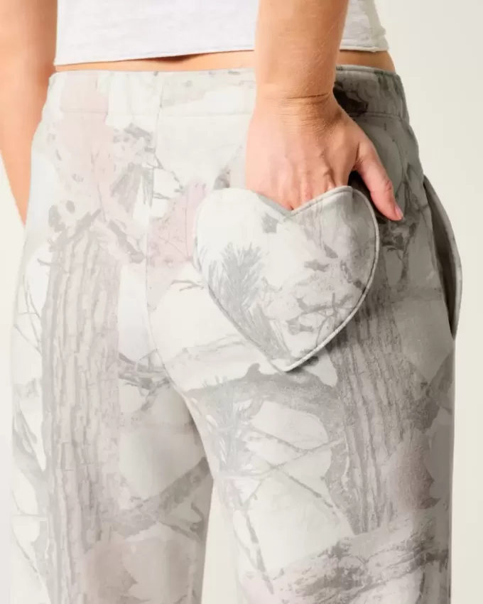 Jogginghose mit weitem Bein und Herztasche im Camouflage-Design Jogginghose mit weitem Bein und Herztasche im Camouflage-Design