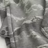 Kastenförmiger Kapuzenpullover mit Camouflage-Muster Kastenförmiger Kapuzenpullover mit Camouflage-Muster