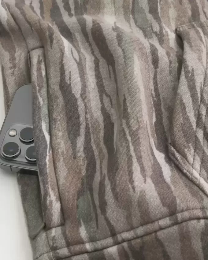 Kastenförmiger Kapuzenpullover mit Camouflage-Muster Kastenförmiger Kapuzenpullover mit Camouflage-Muster
